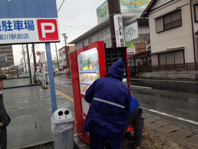 上戸彩もびっくり!  ラッピングが楽しみでたまらないアパマン自販機?