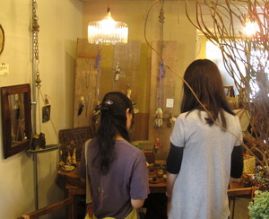小さな雑貨店・「みのむし」みたいな人形