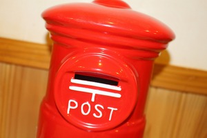陶器製・赤いポストの貯金箱　（昭和レトロ雑貨・郵便局のコイン入れ・ハンコ入れ・ペン立て）