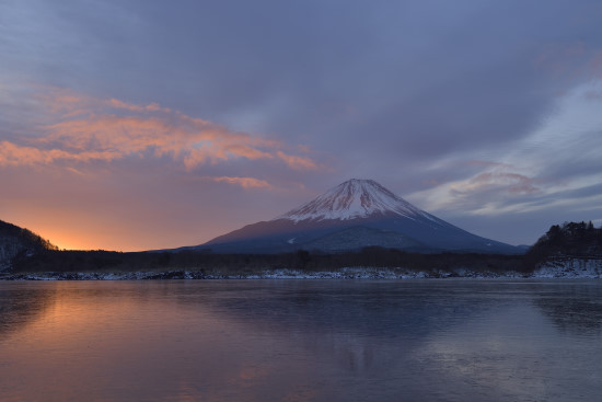 花旅の写真 精進湖 日の出の頃