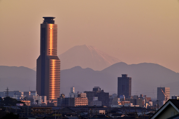 アクトタワーと富士山