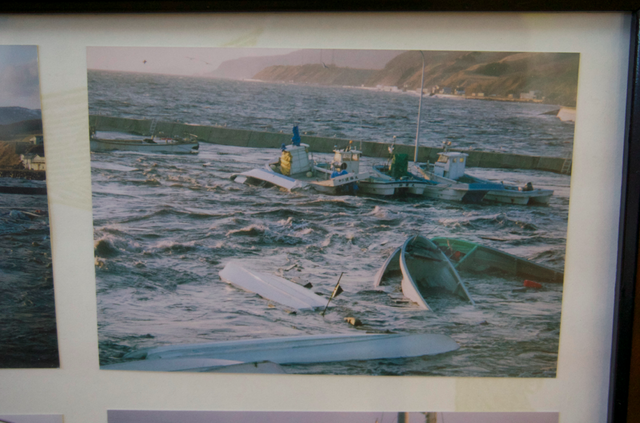 「北海道笛舞漁港にて２０１１年の津波の写真を見る。」手漕ぎ舟日本一周の海旅　６月３０日