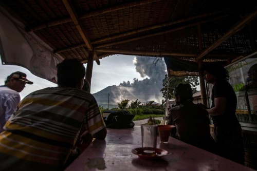 3つの火山が相次ぎ噴火、インドネシア