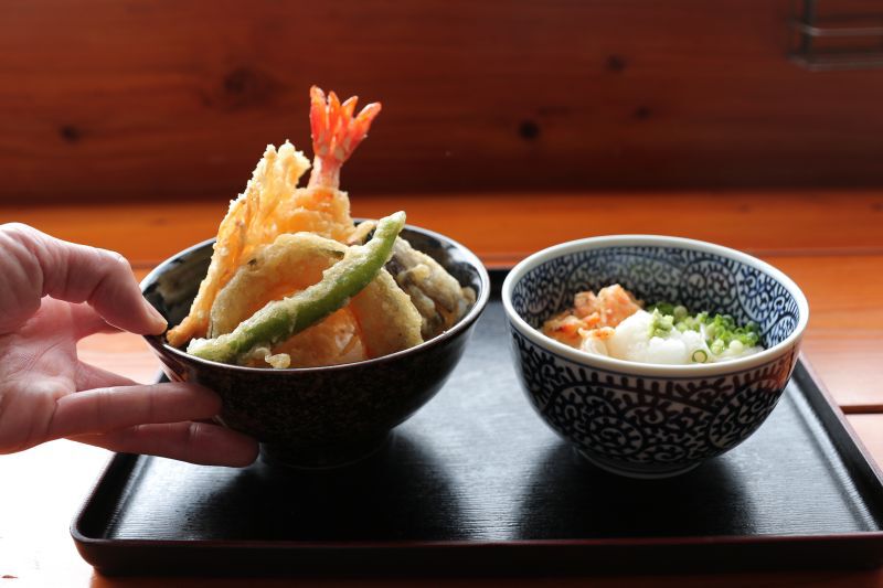 大海老天丼と季節を告げる白い花