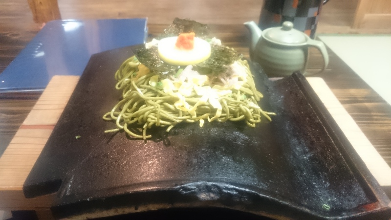元祖瓦そばたかせで瓦そばを食べる