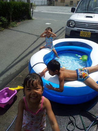 サロンド ジュンの陽気な日常 夏はビニールプールでしょ