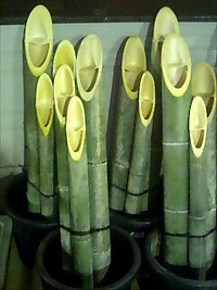 門松の竹を切る