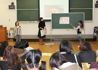 都田小学校連携事業で発表会が行われました／健康栄養学科