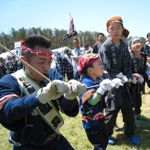 子供連凧揚げ