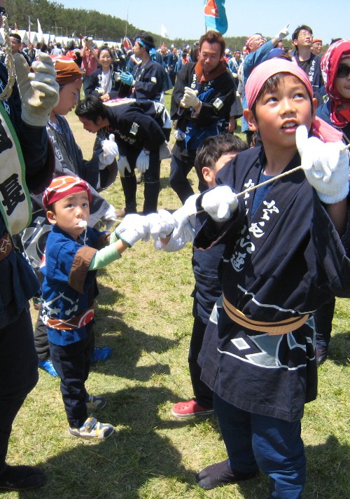 子供連凧揚げ