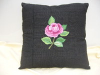 薔薇の刺繍のクッション