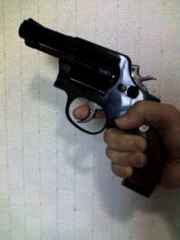 刑事と銃