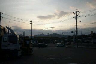 鈴鹿の山に日が沈む。