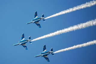 青い空に　青い物体