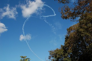青い空に　青い物体