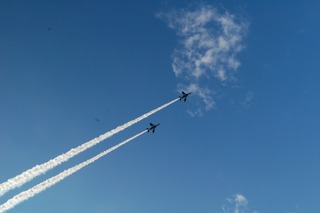 青い空に　青い物体