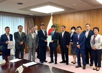自民党市議団で中央省庁へ要望活動。