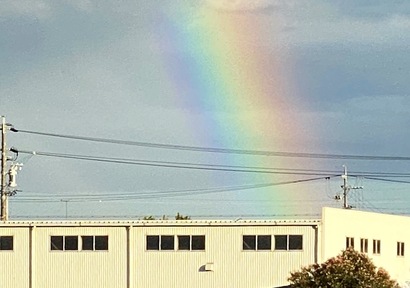 仕事中に怪しい空模様の中に綺麗な虹を見付けて清々しい気持ちに！青空が多く見える時間が少しづつ増えた気が！