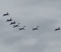 偶然にもいきなり現れた飛行機の集団を見てブルーインパルスだと錯覚！いよいよ今年も１０月２７日にエアフェスタ浜松が開催！！