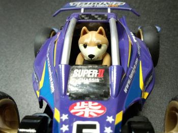 二十数年振りに少しだけ真剣！？に作った先日タミヤさんで見付けた「柴犬ドライバー人形つきミニ四駆」　遂に完成！