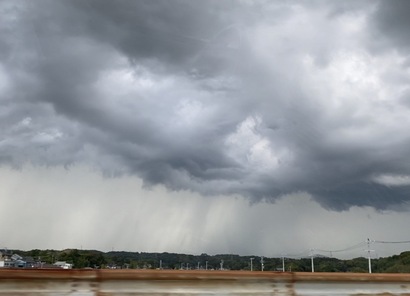 異常と言って良いほどの空の昨日から一見普通の空に！静岡県西部地方の今朝の当社温度計は何と１６℃！日中は暖かとなる予想！！