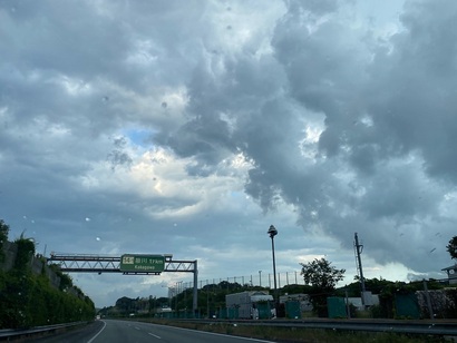 異常と言って良いほどの空の昨日から一見普通の空に！静岡県西部地方の今朝の当社温度計は何と１６℃！日中は暖かとなる予想！！