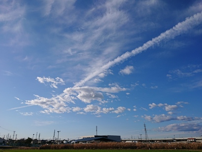 早朝からいつ空 を見上げても怪しい飛行機雲らしき物を撒き散らす飛行機がウヨウヨ飛び回っていた日 三連休中の天候が心配 レースがすき バイクがすき 車がすき だから浜松がすき