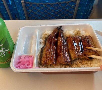 車の仕入れの出張にリッチな駅弁を食べながらスーパーエキスプレス新幹線で！その帰りに自衛隊の方々を見て改めて大感謝。