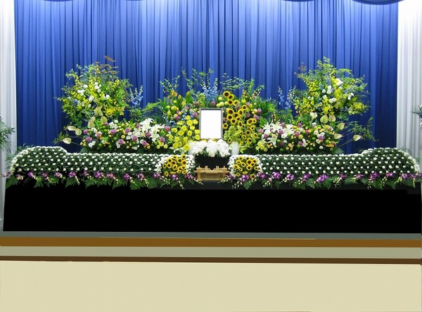 ひまわりを使った生花祭壇
