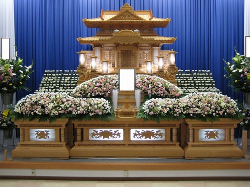 白木祭壇の生花装飾