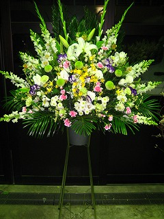 ご葬儀のお花～洋花スタンド～