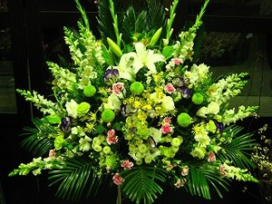 ご葬儀のお花～洋花スタンド～