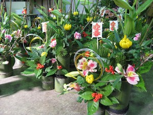お正月用アレンジ作成中！