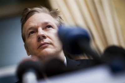 アサンジ氏と私。