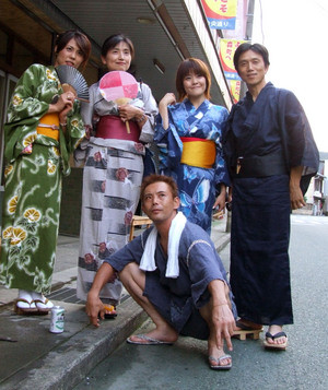 浴衣で森蛍