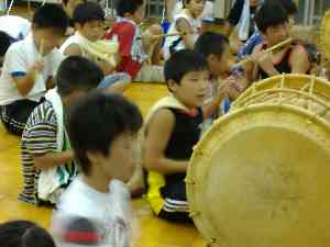 祭り囃子が聞こえる
