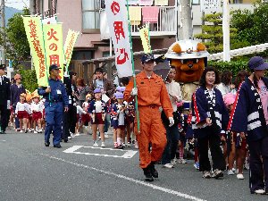 ちびっこ消防隊パレード