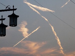 秋空と飛行機雲