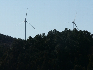 風力発電２基目立つ