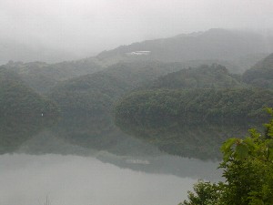 梅雨の合間のいなさ湖