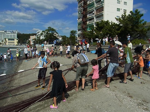 浜名湖で地引き網体験！初めて触る浜名湖の幸に大歓声の子供たち！