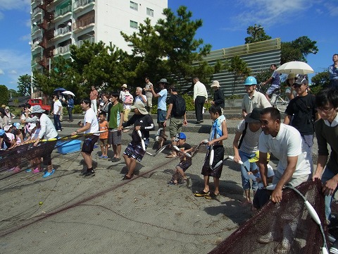 浜名湖で地引き網体験！初めて触る浜名湖の幸に大歓声の子供たち！