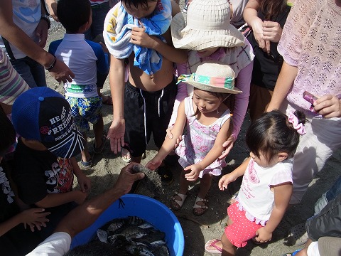 浜名湖で地引き網体験！初めて触る浜名湖の幸に大歓声の子供たち！