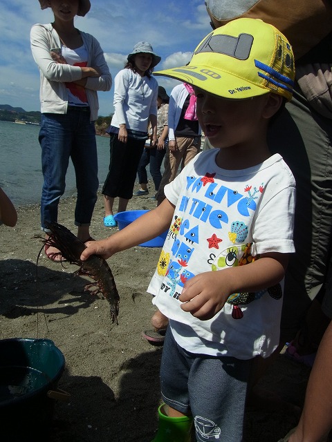 浜名湖で地引き網体験！初めて触る浜名湖の幸に大歓声の子供たち！