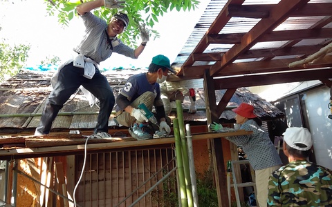 縄文小屋の屋根の杉皮葺きと小さな未来くる園の看板立て