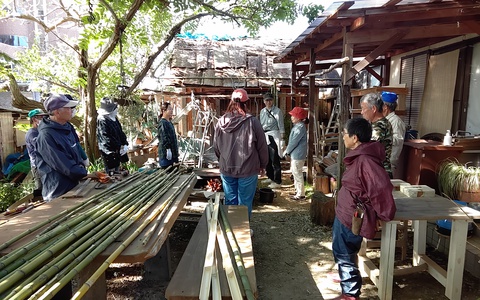 縄文小屋の屋根の杉皮葺きと小さな未来くる園の看板立て