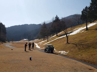 残雪に早春の陽光をあびて