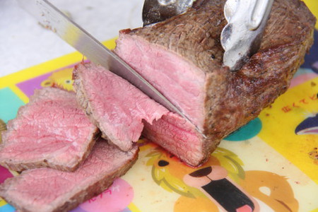 肉食系男子。肉を焼く！