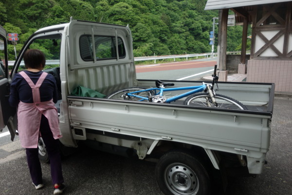 田舎あるある。新聞を取りに行く朝ポタ。