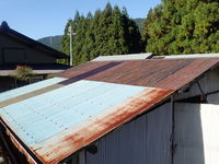 トタン屋根の塗り替えに挑戦。　張り替えの方が良かったかも・・・